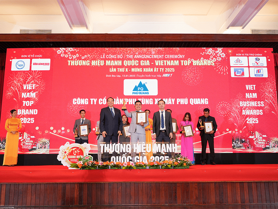 Tổng Giá Đốc Công Ty Cổ Phần Phụ Tùng Xe máy Phú Quang tại lễ nhận giả Thương hiệu mạnh Quốc gia 2025