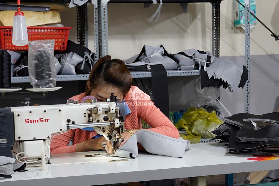 Công nhân đang may Da Yên Xe Máy tại Công ty Phú Quang