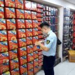 Cán bộ thị trường đang kiểm tra hàng hóa tại một cơ sở kinh doanh phụ tùng xe gắn máy